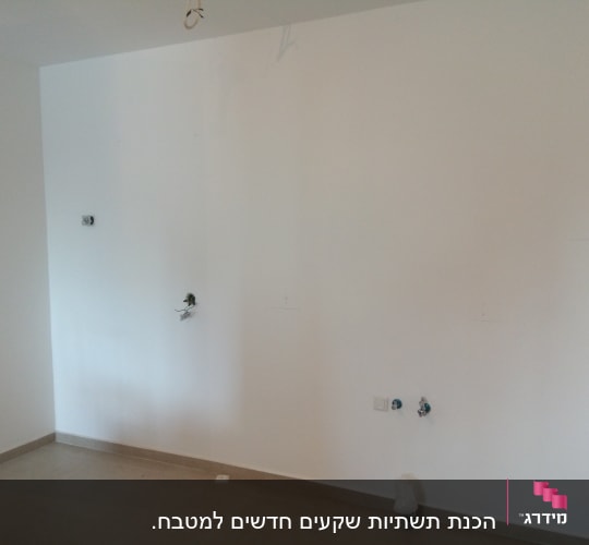 חוטי חשמל יוצאים מהקיר, שקעי חשמל מותקנים